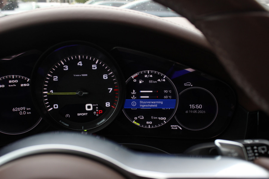 Porsche Cayenne 3.0 E-Hybrid / Trekhaak / Panoramadak / 360Camera / Luchtvering / 21'' / Bose / Sportdesign+Chrono / Leder / Stuur+Stoelverwarming / Dodehoek / DAB / Cruise Control