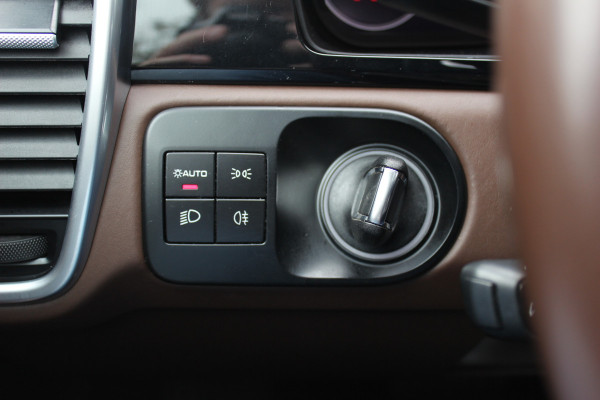 Porsche Cayenne 3.0 E-Hybrid / Trekhaak / Panoramadak / 360Camera / Luchtvering / 21'' / Bose / Sportdesign+Chrono / Leder / Stuur+Stoelverwarming / Dodehoek / DAB / Cruise Control