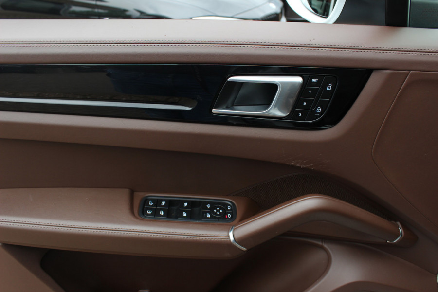 Porsche Cayenne 3.0 E-Hybrid / Trekhaak / Panoramadak / 360Camera / Luchtvering / 21'' / Bose / Sportdesign+Chrono / Leder / Stuur+Stoelverwarming / Dodehoek / DAB / Cruise Control