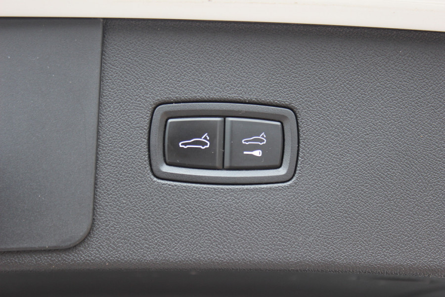 Porsche Cayenne 3.0 E-Hybrid / Trekhaak / Panoramadak / 360Camera / Luchtvering / 21'' / Bose / Sportdesign+Chrono / Leder / Stuur+Stoelverwarming / Dodehoek / DAB / Cruise Control
