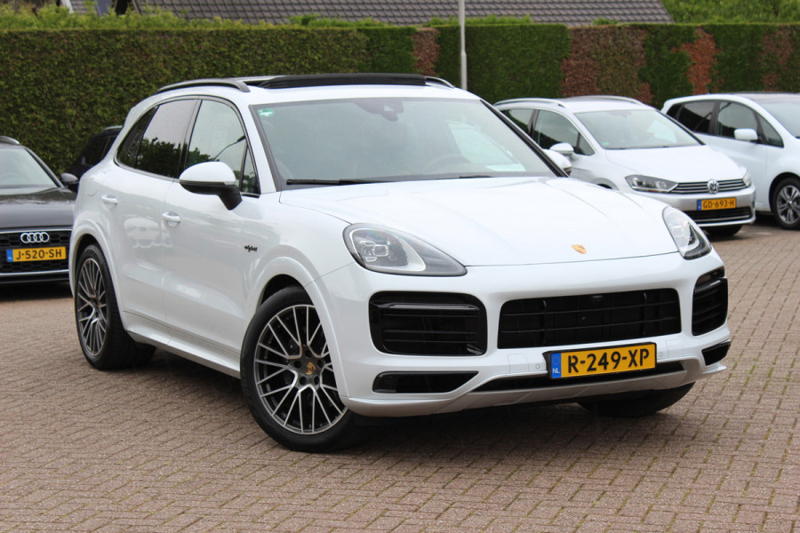 Porsche Cayenne 3.0 E-Hybrid / Trekhaak / Panoramadak / 360Camera / Luchtvering / 21'' / Bose / Sportdesign+Chrono / Leder / Stuur+Stoelverwarming / Dodehoek / DAB / Cruise Control