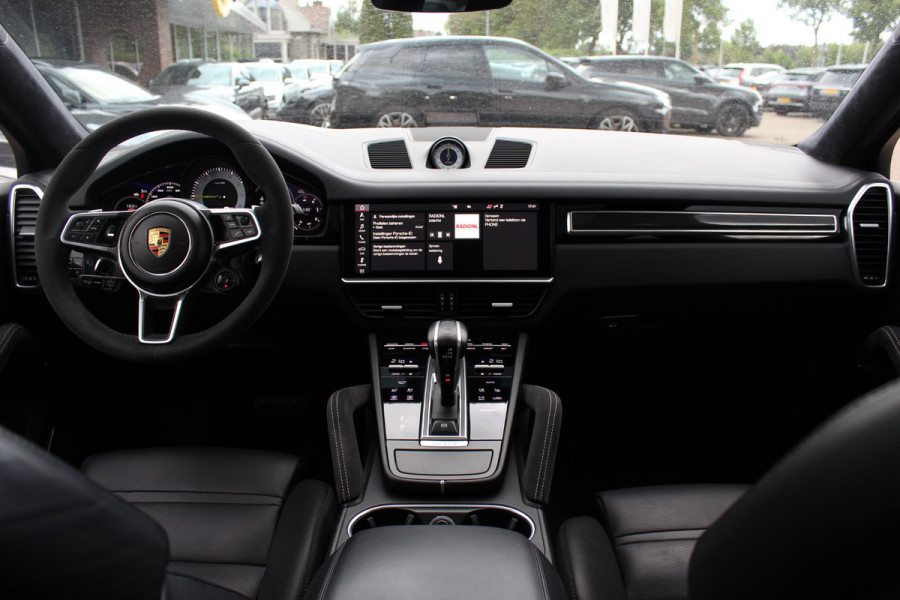 Porsche Cayenne Coupé 3.0 E-Hybrid / Trekhaak / Panoramadak / 360Camera / Head-up / Burmester / Softclose / Keyless / 21'' / Luchtvering / Nachtzicht / Carbon intr. / Sportdesign+Chrono / Stoelventilatie+Verwarming / Dodehoek
