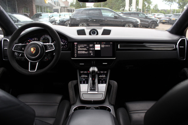 Porsche Cayenne Coupé 3.0 E-Hybrid / Trekhaak / Panoramadak / 360Camera / Head-up / Burmester / Softclose / Keyless / 21'' / Luchtvering / Nachtzicht / Carbon intr. / Sportdesign+Chrono / Stoelventilatie+Verwarming / Dodehoek