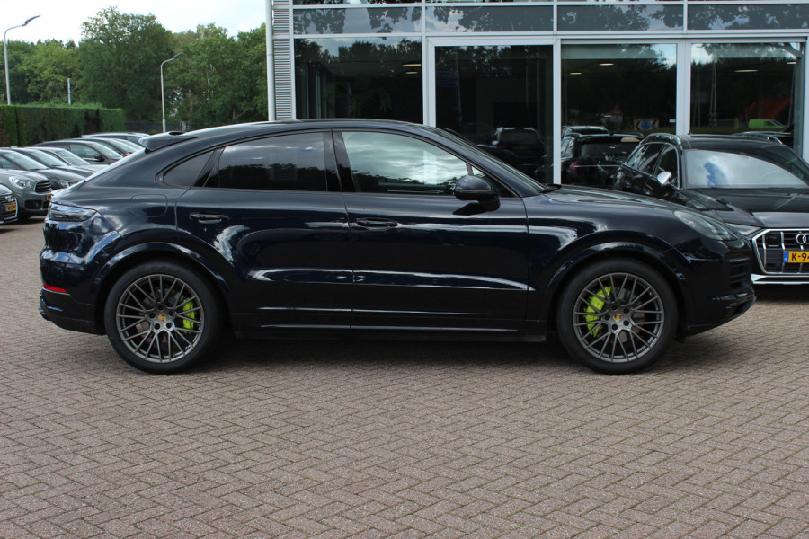 Porsche Cayenne Coupé 3.0 E-Hybrid / Trekhaak / Panoramadak / 360Camera / Head-up / Burmester / Softclose / Keyless / 21'' / Luchtvering / Nachtzicht / Carbon intr. / Sportdesign+Chrono / Stoelventilatie+Verwarming / Dodehoek