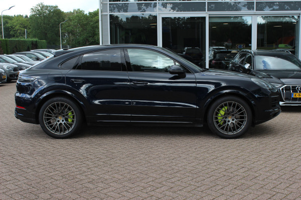 Porsche Cayenne Coupé 3.0 E-Hybrid / Trekhaak / Panoramadak / 360Camera / Head-up / Burmester / Softclose / Keyless / 21'' / Luchtvering / Nachtzicht / Carbon intr. / Sportdesign+Chrono / Stoelventilatie+Verwarming / Dodehoek