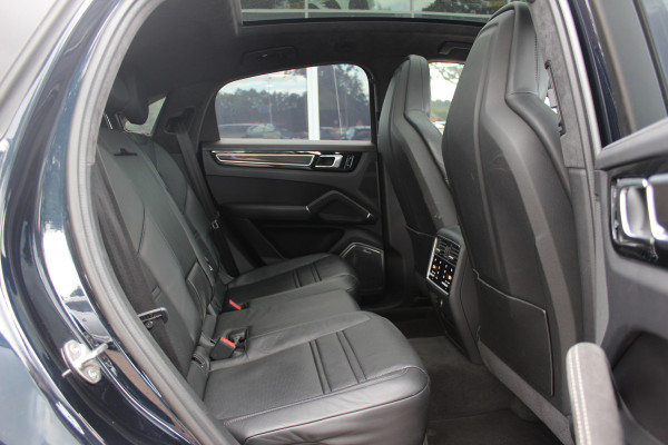 Porsche Cayenne Coupé 3.0 E-Hybrid / Trekhaak / Panoramadak / 360Camera / Head-up / Burmester / Softclose / Keyless / 21'' / Luchtvering / Nachtzicht / Carbon intr. / Sportdesign+Chrono / Stoelventilatie+Verwarming / Dodehoek