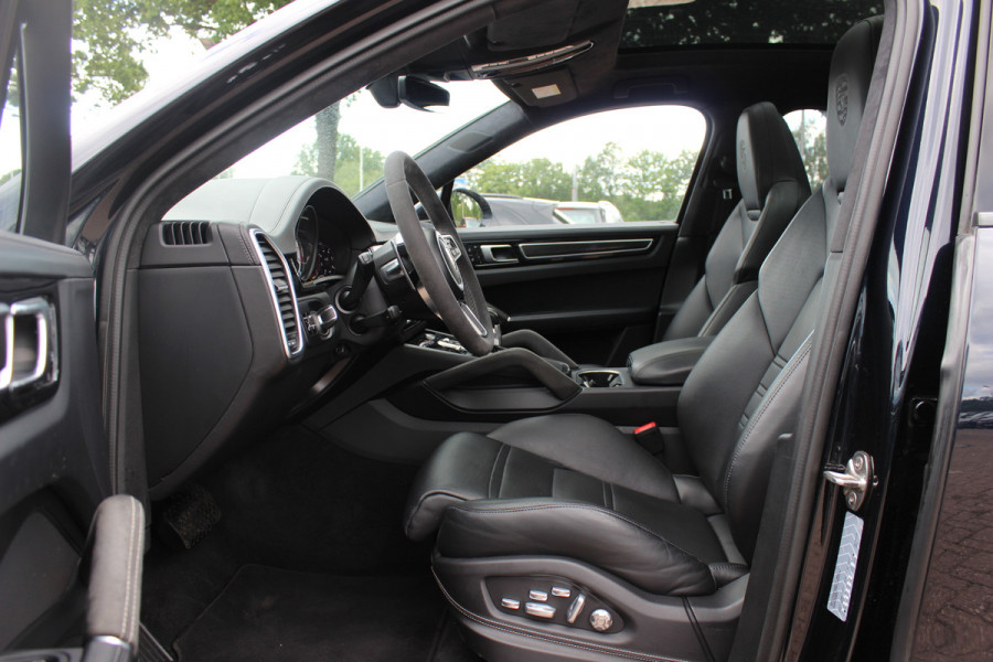 Porsche Cayenne Coupé 3.0 E-Hybrid / Trekhaak / Panoramadak / 360Camera / Head-up / Burmester / Softclose / Keyless / 21'' / Luchtvering / Nachtzicht / Carbon intr. / Sportdesign+Chrono / Stoelventilatie+Verwarming / Dodehoek