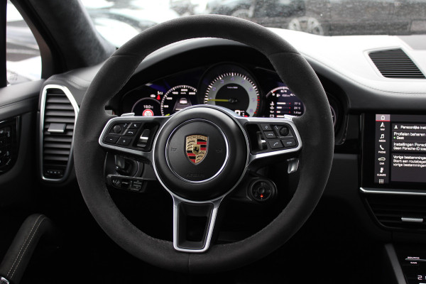 Porsche Cayenne Coupé 3.0 E-Hybrid / Trekhaak / Panoramadak / 360Camera / Head-up / Burmester / Softclose / Keyless / 21'' / Luchtvering / Nachtzicht / Carbon intr. / Sportdesign+Chrono / Stoelventilatie+Verwarming / Dodehoek