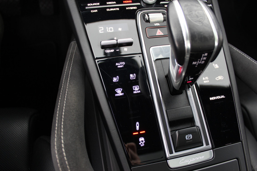 Porsche Cayenne Coupé 3.0 E-Hybrid / Trekhaak / Panoramadak / 360Camera / Head-up / Burmester / Softclose / Keyless / 21'' / Luchtvering / Nachtzicht / Carbon intr. / Sportdesign+Chrono / Stoelventilatie+Verwarming / Dodehoek