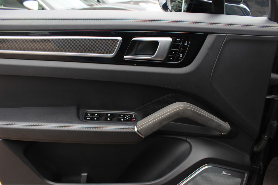 Porsche Cayenne Coupé 3.0 E-Hybrid / Trekhaak / Panoramadak / 360Camera / Head-up / Burmester / Softclose / Keyless / 21'' / Luchtvering / Nachtzicht / Carbon intr. / Sportdesign+Chrono / Stoelventilatie+Verwarming / Dodehoek