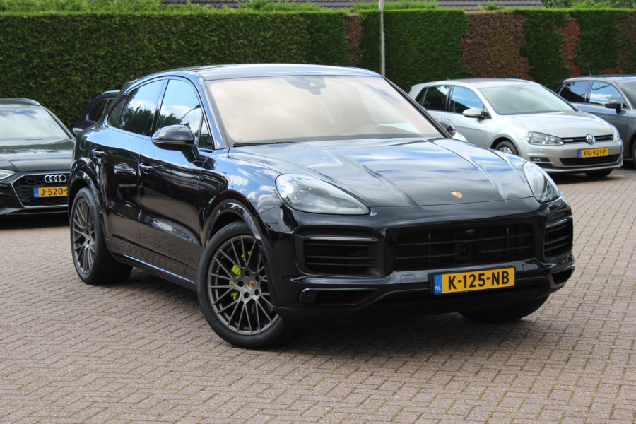 Porsche Cayenne Coupé 3.0 E-Hybrid / Trekhaak / Panoramadak / 360Camera / Head-up / Burmester / Softclose / Keyless / 21'' / Luchtvering / Nachtzicht / Carbon intr. / Sportdesign+Chrono / Stoelventilatie+Verwarming / Dodehoek