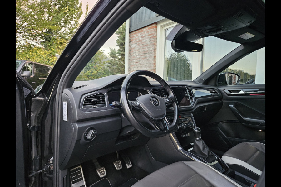 Volkswagen T-Roc 1.5 TSI Sport Trekhaak! Panorama/Schuifak! Carplay! Mooie/Nette Auto! NAP! LED! Leer!