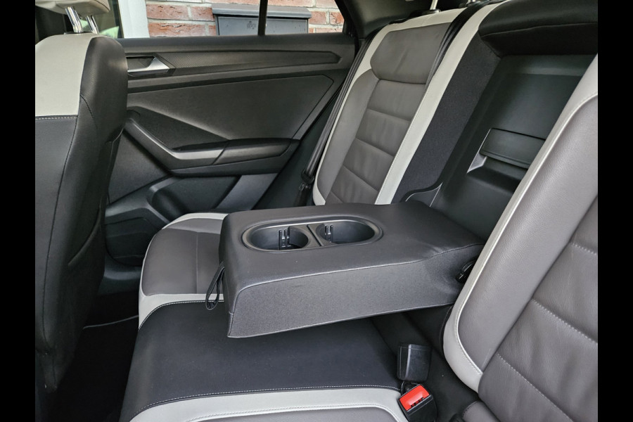 Volkswagen T-Roc 1.5 TSI Sport Trekhaak! Panorama/Schuifak! Carplay! Mooie/Nette Auto! NAP! LED! Leer!