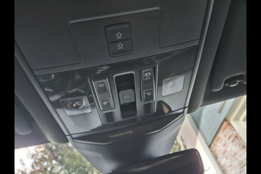 Volkswagen T-Roc 1.5 TSI Sport Trekhaak! Panorama/Schuifak! Carplay! Mooie/Nette Auto! NAP! LED! Leer!