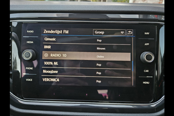 Volkswagen T-Roc 1.5 TSI Sport Trekhaak! Panorama/Schuifak! Carplay! Mooie/Nette Auto! NAP! LED! Leer!