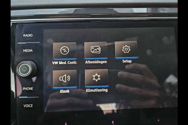 Volkswagen T-Roc 1.5 TSI Sport Trekhaak! Panorama/Schuifak! Carplay! Mooie/Nette Auto! NAP! LED! Leer!