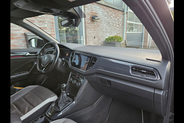 Volkswagen T-Roc 1.5 TSI Sport Trekhaak! Panorama/Schuifak! Carplay! Mooie/Nette Auto! NAP! LED! Leer!