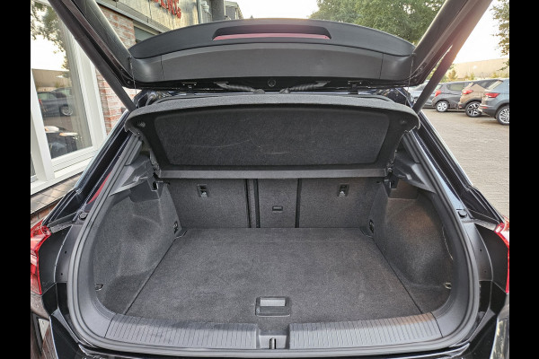 Volkswagen T-Roc 1.5 TSI Sport Trekhaak! Panorama/Schuifak! Carplay! Mooie/Nette Auto! NAP! LED! Leer!