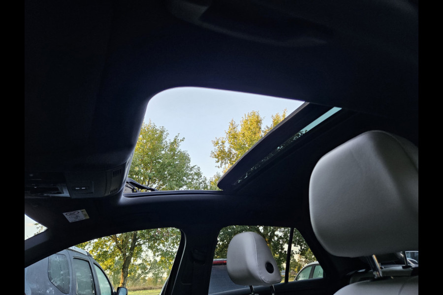 Volkswagen T-Roc 1.5 TSI Sport Trekhaak! Panorama/Schuifak! Carplay! Mooie/Nette Auto! NAP! LED! Leer!