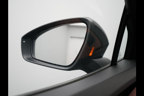 Volkswagen ID.4 Tech 77 kWh 204pk Dealer O.H. | Panodak | Adaptive Cruise | Head Up | 360 Camera | Warmtepomp | IQ Light | Alcantara Sportstoelen Memory & Massage | Stoelen & Stuur Verwarmd | Sfeerverlichting | Keyless | BLIS | 20"L.M |