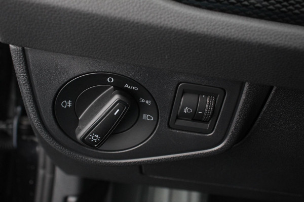 Volkswagen Taigo 1.0 TSI 110pk Automaat Life Navigatie Apple Carplay/Android Auto Wireless Adaptive Cruise Control Parkeersensoren Camera Blind Spot Assist Park Assist Afneembare trekhaak Stoelverwarming Virtual Cockpit Ledverlichting Climatronic
