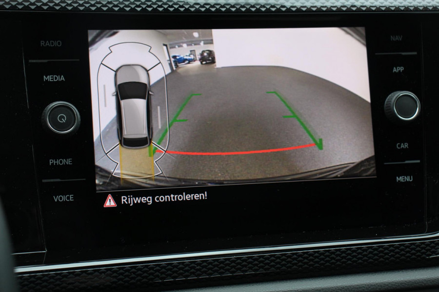 Volkswagen Taigo 1.0 TSI 110pk Automaat Life Navigatie Apple Carplay/Android Auto Wireless Adaptive Cruise Control Parkeersensoren Camera Blind Spot Assist Park Assist Afneembare trekhaak Stoelverwarming Virtual Cockpit Ledverlichting Climatronic