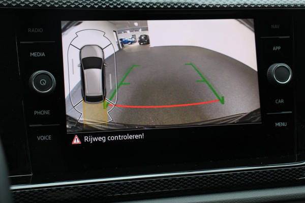 Volkswagen Taigo 1.0 TSI 110pk Automaat Life Navigatie Apple Carplay/Android Auto Wireless Adaptive Cruise Control Parkeersensoren Camera Blind Spot Assist Park Assist Afneembare trekhaak Stoelverwarming Virtual Cockpit Ledverlichting Climatronic