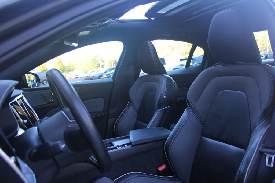 Volvo S60 2.0 B5 250PK AUTOMAAT R-DESIGN 20'' | PANORAMISCH SCHUIF/KANTELDAK | PREMIUM AUDIO BY HARMAN KARDON | 20" 5-TRIPPLE SPAAKS BLACK/DIAMAND CUT LICHTMETALEN VELGEN | BLINDSPOT INFOMATION SYSTEM (BLIS) | VERWARMDE VOORRUIT |VERWARMDE AQUABLADE RUITENWISSERBLADEN | PILOT ASSIST | APPLE CARPLAY / ANDROID AUTO | DODEHOEKDETECTIE |  ADAPTIEVE CRUISECONTROL | R-DESIGN BEKLEDING MET NAPPA LEDER I.C.M. OPEN GRID TEXTIEL | ELEKTRISCH VERSTELBARE CONTOUR STOELEN (SPORTSTOELEN) MET GEHEUGEN OP BEIDE VOORSTOELEN (POWERSEATS) |VERWARMDE VOORSTOELEN EN ACHTERBANK | VERWARMD STUURWIEL |