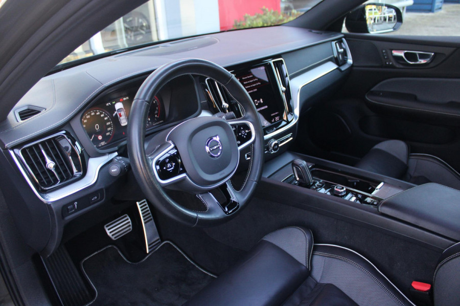 Volvo S60 2.0 B5 250PK AUTOMAAT R-DESIGN 20'' | PANORAMISCH SCHUIF/KANTELDAK | PREMIUM AUDIO BY HARMAN KARDON | 20" 5-TRIPPLE SPAAKS BLACK/DIAMAND CUT LICHTMETALEN VELGEN | BLINDSPOT INFOMATION SYSTEM (BLIS) | VERWARMDE VOORRUIT |VERWARMDE AQUABLADE RUITENWISSERBLADEN | PILOT ASSIST | APPLE CARPLAY / ANDROID AUTO | DODEHOEKDETECTIE |  ADAPTIEVE CRUISECONTROL | R-DESIGN BEKLEDING MET NAPPA LEDER I.C.M. OPEN GRID TEXTIEL | ELEKTRISCH VERSTELBARE CONTOUR STOELEN (SPORTSTOELEN) MET GEHEUGEN OP BEIDE VOORSTOELEN (POWERSEATS) |VERWARMDE VOORSTOELEN EN ACHTERBANK | VERWARMD STUURWIEL |