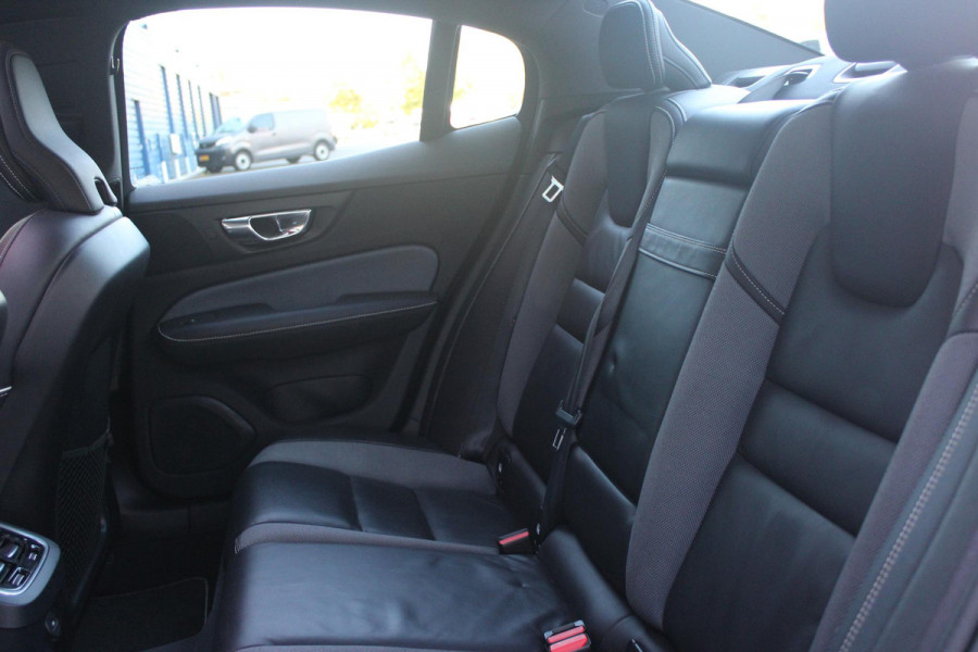 Volvo S60 2.0 B5 250PK AUTOMAAT R-DESIGN 20'' | PANORAMISCH SCHUIF/KANTELDAK | PREMIUM AUDIO BY HARMAN KARDON | 20" 5-TRIPPLE SPAAKS BLACK/DIAMAND CUT LICHTMETALEN VELGEN | BLINDSPOT INFOMATION SYSTEM (BLIS) | VERWARMDE VOORRUIT |VERWARMDE AQUABLADE RUITENWISSERBLADEN | PILOT ASSIST | APPLE CARPLAY / ANDROID AUTO | DODEHOEKDETECTIE |  ADAPTIEVE CRUISECONTROL | R-DESIGN BEKLEDING MET NAPPA LEDER I.C.M. OPEN GRID TEXTIEL | ELEKTRISCH VERSTELBARE CONTOUR STOELEN (SPORTSTOELEN) MET GEHEUGEN OP BEIDE VOORSTOELEN (POWERSEATS) |VERWARMDE VOORSTOELEN EN ACHTERBANK | VERWARMD STUURWIEL |