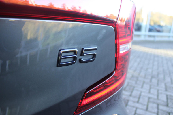 Volvo S60 2.0 B5 250PK AUTOMAAT R-DESIGN 20'' | PANORAMISCH SCHUIF/KANTELDAK | PREMIUM AUDIO BY HARMAN KARDON | 20" 5-TRIPPLE SPAAKS BLACK/DIAMAND CUT LICHTMETALEN VELGEN | BLINDSPOT INFOMATION SYSTEM (BLIS) | VERWARMDE VOORRUIT |VERWARMDE AQUABLADE RUITENWISSERBLADEN | PILOT ASSIST | APPLE CARPLAY / ANDROID AUTO | DODEHOEKDETECTIE |  ADAPTIEVE CRUISECONTROL | R-DESIGN BEKLEDING MET NAPPA LEDER I.C.M. OPEN GRID TEXTIEL | ELEKTRISCH VERSTELBARE CONTOUR STOELEN (SPORTSTOELEN) MET GEHEUGEN OP BEIDE VOORSTOELEN (POWERSEATS) |VERWARMDE VOORSTOELEN EN ACHTERBANK | VERWARMD STUURWIEL |
