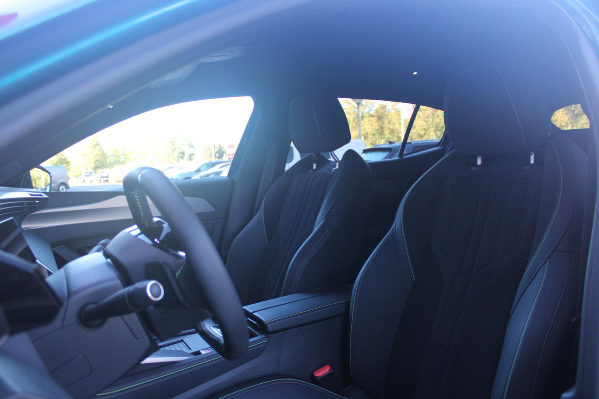 Peugeot 408 1.2 Hybrid 145PK AUTOMAAT GT | 360° CAMERA | ELEKTRISCH VERSTELBARE BESTUURDERSSTOEL MET GEHEUGEN EN VERSTELBARE ZITVERLENGER | STOEL VERWARMING | STUURVERWARMING | LEDER / ALCANTARA | DODEHOEK DETECTIE | KEYLESS ENTRY/START | ADAPTIVE CRUISE CONTROL | NAVIGATIE | DRAADLOZE APPLE CARPLAY/ANDROID AUTO | PARKEERSENSOREN VOOR + ACHTER | LED MATRIX KOPLAMPEN | 19" LICHTMETALEN VELGEN | ELEKTRISCH BEDIENBARE ACHTERKLEP | CLIMATE CONTROL | STUUR VERWARMING |