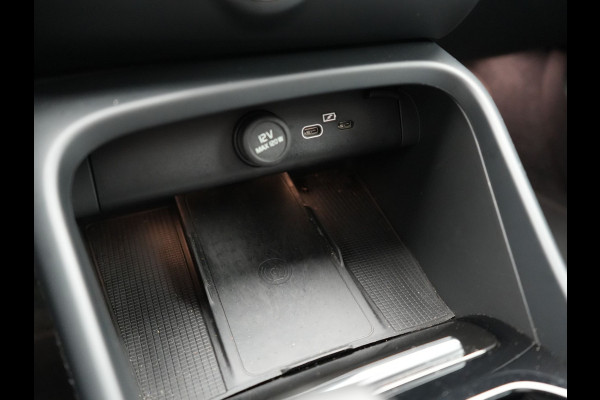 Volvo C40 Recharge Core 69 kWh 231pk Dealer O.H. | SOH 93,8% | Panodak | Camera | Google Assistent | Lederen Sportstoelen & Stuur Verwarmd | Apple Carplay | Cruise Control | Navigatie | DAB |