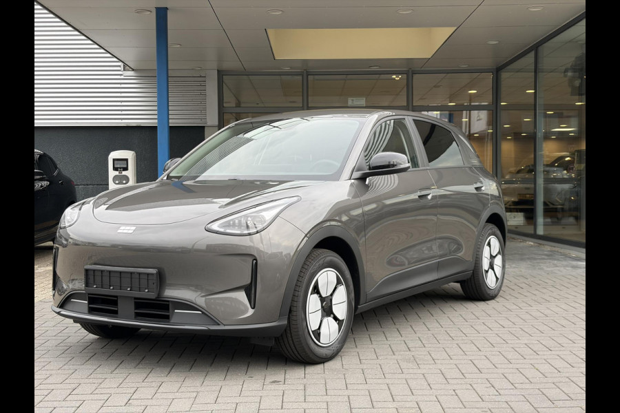 GEELY E2 Max 47 kWh 115 PK | VOORRAAD! | 345 Km actieradius | Verwarmbare voorstoelen en stuurwiel | Achteruitrijcamera en parkeersensoren achter | 8,8" digitaal instrumentenpaneel en 14,6" multimediascherm met Flyme Auto
