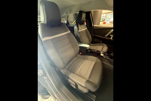 Citroën C4 1.2 Puretech Feel Pack 55.000 KM - AUTOMAAT I Navigatie / Apple CarPlay I LED I PDC I Sport velgen I Dealer onderhouden