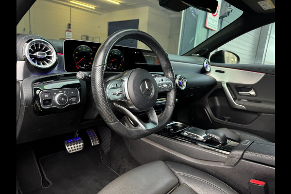 Mercedes-Benz A-Klasse 200 AMG / EDITION 1 / FULL OPTIONS / PANO / BURMESTER / LEDER / CARBON / SFEER / CAMERA / KEYLESS / DAB+ !