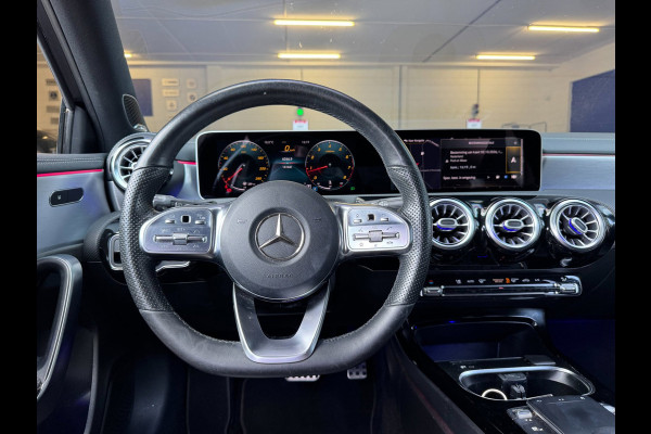 Mercedes-Benz A-Klasse 200 AMG / EDITION 1 / FULL OPTIONS / PANO / BURMESTER / LEDER / CARBON / SFEER / CAMERA / KEYLESS / DAB+ !