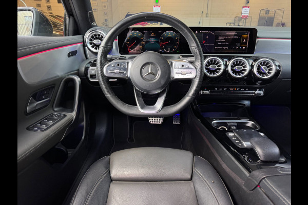 Mercedes-Benz A-Klasse 200 AMG / EDITION 1 / FULL OPTIONS / PANO / BURMESTER / LEDER / CARBON / SFEER / CAMERA / KEYLESS / DAB+ !