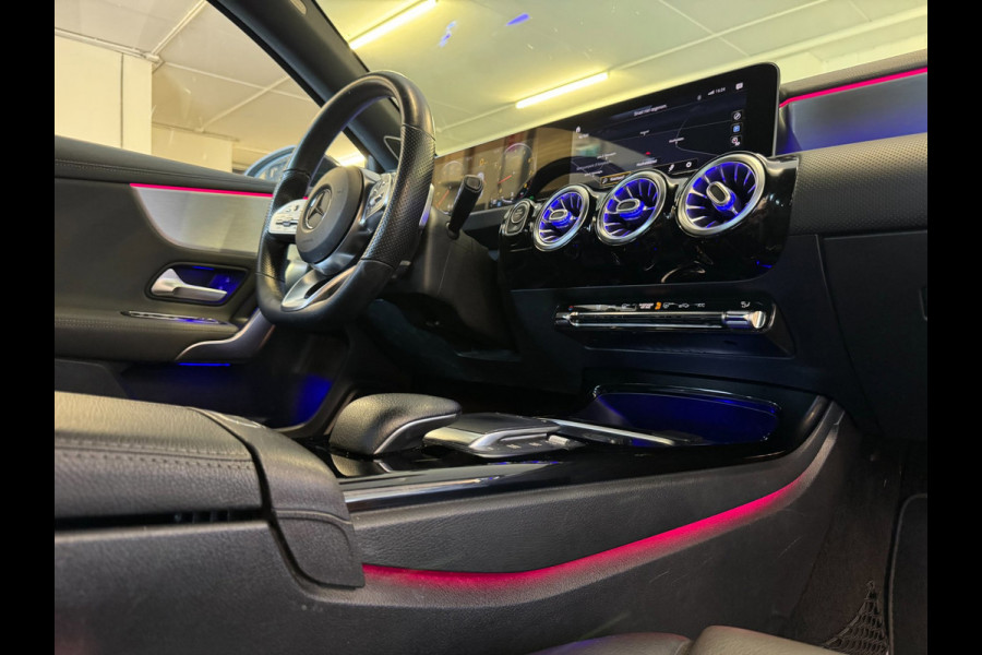 Mercedes-Benz A-Klasse 200 AMG / EDITION 1 / FULL OPTIONS / PANO / BURMESTER / LEDER / CARBON / SFEER / CAMERA / KEYLESS / DAB+ !