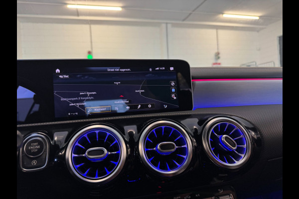 Mercedes-Benz A-Klasse 200 AMG / EDITION 1 / FULL OPTIONS / PANO / BURMESTER / LEDER / CARBON / SFEER / CAMERA / KEYLESS / DAB+ !