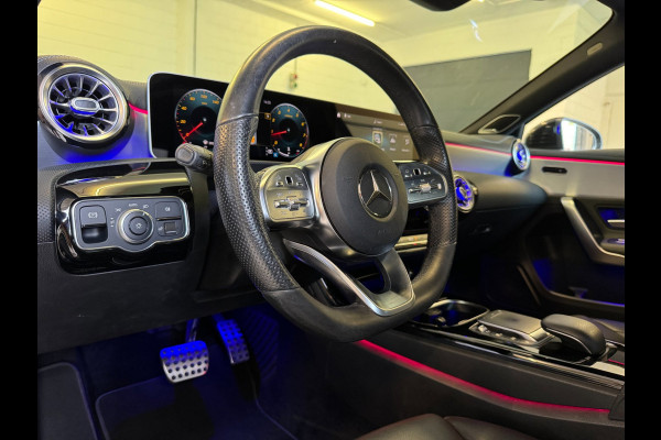 Mercedes-Benz A-Klasse 200 AMG / EDITION 1 / FULL OPTIONS / PANO / BURMESTER / LEDER / CARBON / SFEER / CAMERA / KEYLESS / DAB+ !