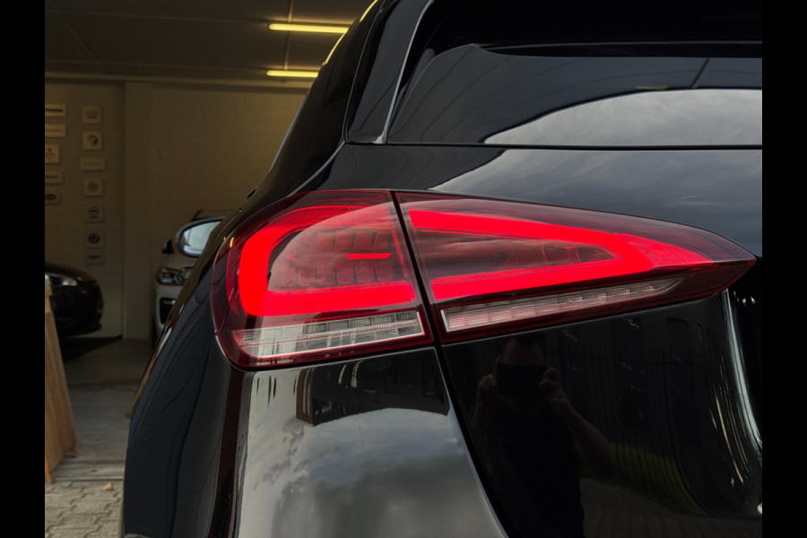 Mercedes-Benz A-Klasse 200 AMG / EDITION 1 / FULL OPTIONS / PANO / BURMESTER / LEDER / CARBON / SFEER / CAMERA / KEYLESS / DAB+ !