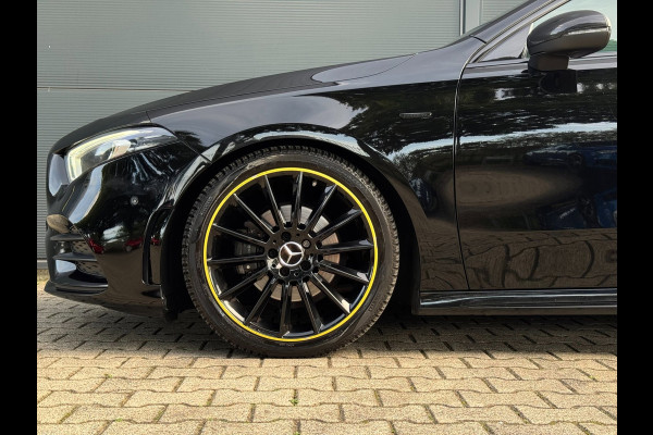 Mercedes-Benz A-Klasse 200 AMG / EDITION 1 / FULL OPTIONS / PANO / BURMESTER / LEDER / CARBON / SFEER / CAMERA / KEYLESS / DAB+ !