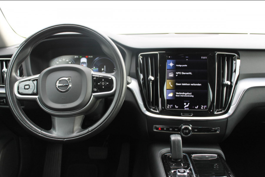 Volvo V60 T6 340PK Automaat Recharge AWD Business Pro Road Sign Information / Adaptieve Cruise Control / 18" lichtmetalen velgen / Stoelverwarming / Stuurwielverwarming /