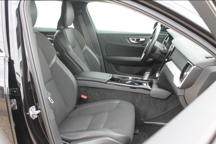 Volvo V60 T6 340PK Automaat Recharge AWD Business Pro Road Sign Information / Adaptieve Cruise Control / 18" lichtmetalen velgen / Stoelverwarming / Stuurwielverwarming /