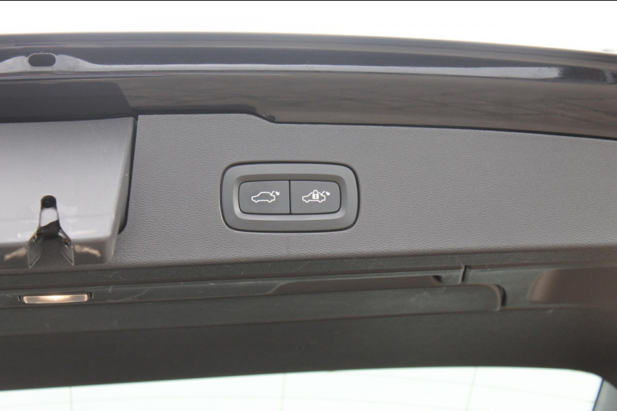 Volvo V60 T6 340PK Automaat Recharge AWD Business Pro Road Sign Information / Adaptieve Cruise Control / 18" lichtmetalen velgen / Stoelverwarming / Stuurwielverwarming /