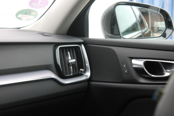 Volvo V60 T6 340PK Automaat Recharge AWD Business Pro Road Sign Information / Adaptieve Cruise Control / 18" lichtmetalen velgen / Stoelverwarming / Stuurwielverwarming /