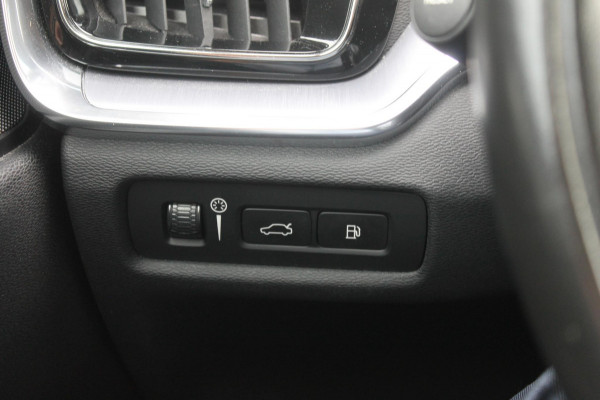 Volvo V60 T6 340PK Automaat Recharge AWD Business Pro Road Sign Information / Adaptieve Cruise Control / 18" lichtmetalen velgen / Stoelverwarming / Stuurwielverwarming /