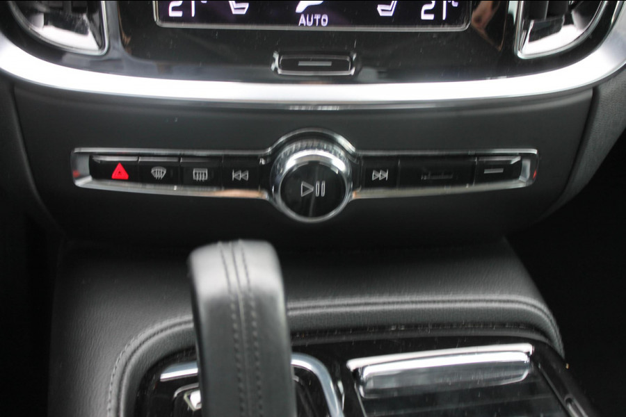 Volvo V60 T6 340PK Automaat Recharge AWD Business Pro Road Sign Information / Adaptieve Cruise Control / 18" lichtmetalen velgen / Stoelverwarming / Stuurwielverwarming /