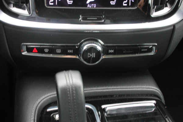 Volvo V60 T6 340PK Automaat Recharge AWD Business Pro Road Sign Information / Adaptieve Cruise Control / 18" lichtmetalen velgen / Stoelverwarming / Stuurwielverwarming /